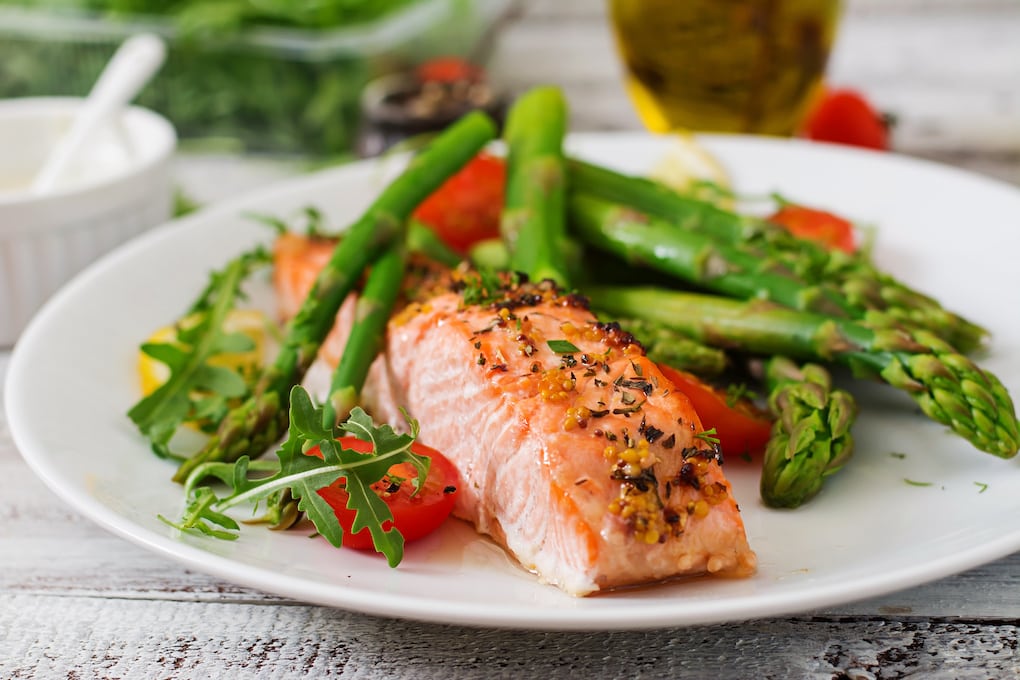 baked salmon: foods that lower blood pressure