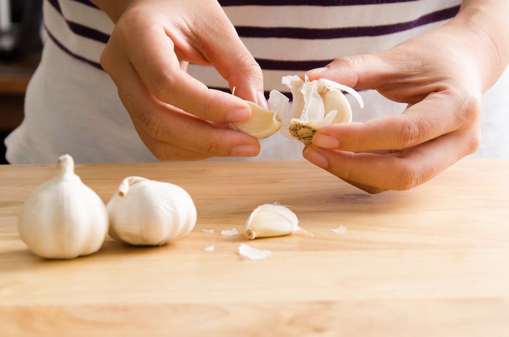 pair of hands showing best seasonings for diabetics; garlic